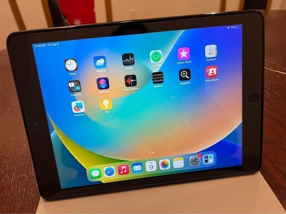 Apple iPad 5th Gen A1822 9.7" WIFI